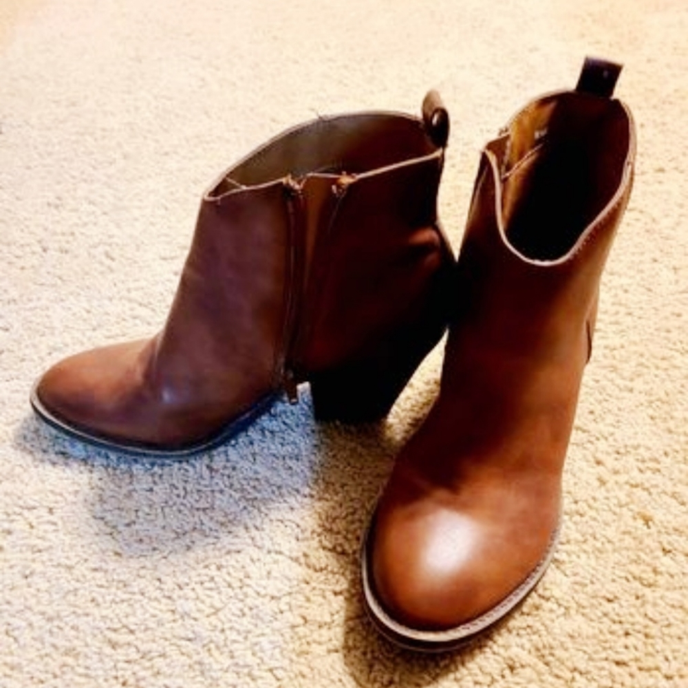 Maurices size 8 brown ankle boots